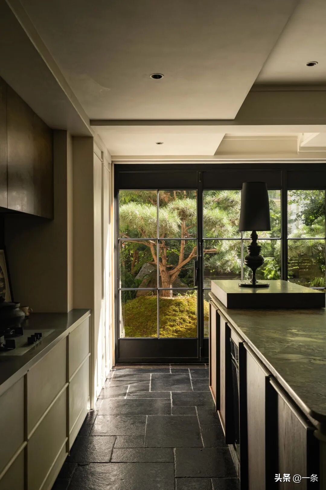 Sau khi gi&aacute; nh&agrave; giảm mạnh, cặp vợ chồng quyết định kh&ocirc;ng b&aacute;n nữa: Họ biến căn nh&agrave; 300m&sup2; th&agrave;nh &ldquo;bước đệm&rdquo; cho tuổi 40- Ảnh 7.