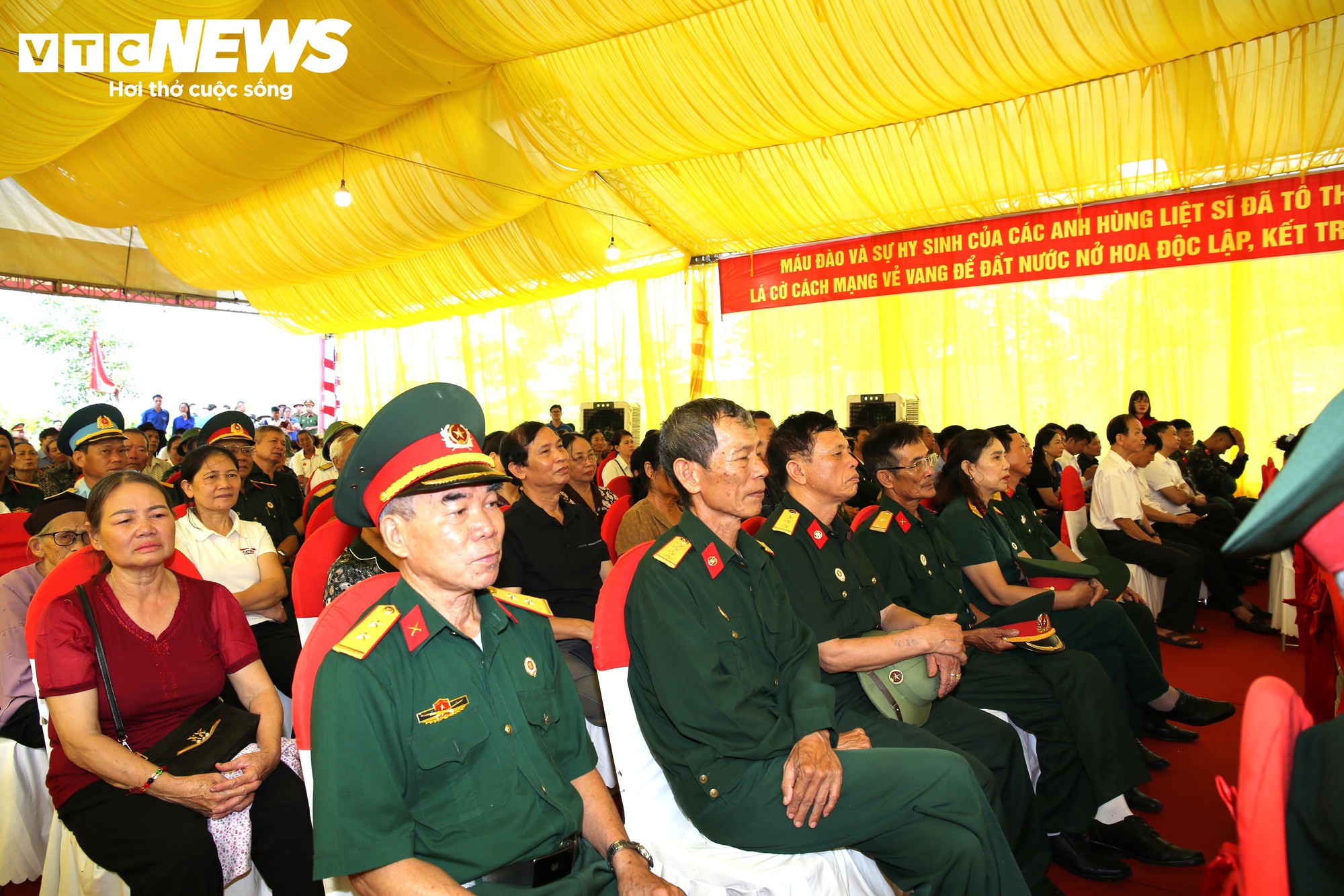Khai quật mộ ch&ocirc;n tập thể, t&igrave;m h&agrave;i cốt 8 liệt sĩ bị s&aacute;t hại năm 1951- Ảnh 8.