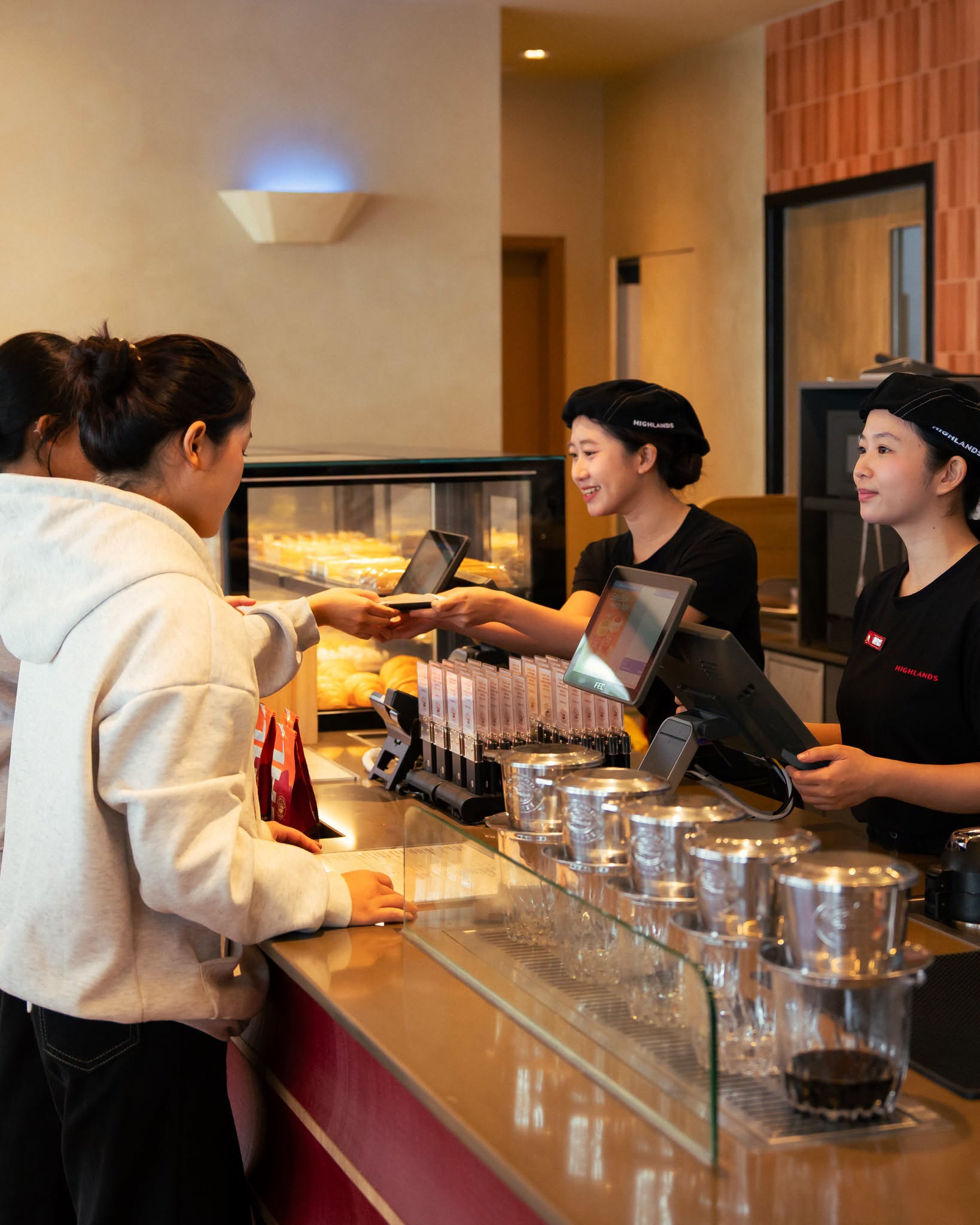 Thu nhập của chuỗi c&agrave; ph&ecirc; đầu ti&ecirc;n c&aacute;n mốc 1.000 cửa h&agrave;ng ở Việt Nam- Ảnh 2.