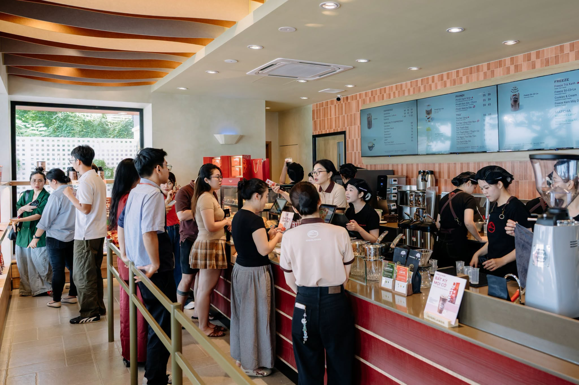 Thu nhập của chuỗi c&agrave; ph&ecirc; đầu ti&ecirc;n c&aacute;n mốc 1.000 cửa h&agrave;ng ở Việt Nam- Ảnh 1.