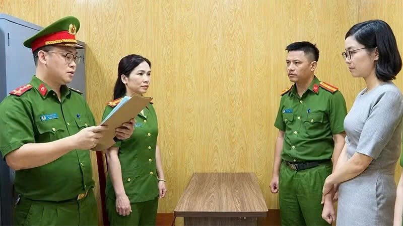 Những người từng gửi tiền tiết kiệm cho nữ Ph&oacute; Gi&aacute;m đốc ng&acirc;n h&agrave;ng Nguyễn Thị V&acirc;n SN 1987, khẩn trương tr&igrave;nh b&aacute;o c&ocirc;ng an- Ảnh 1.
