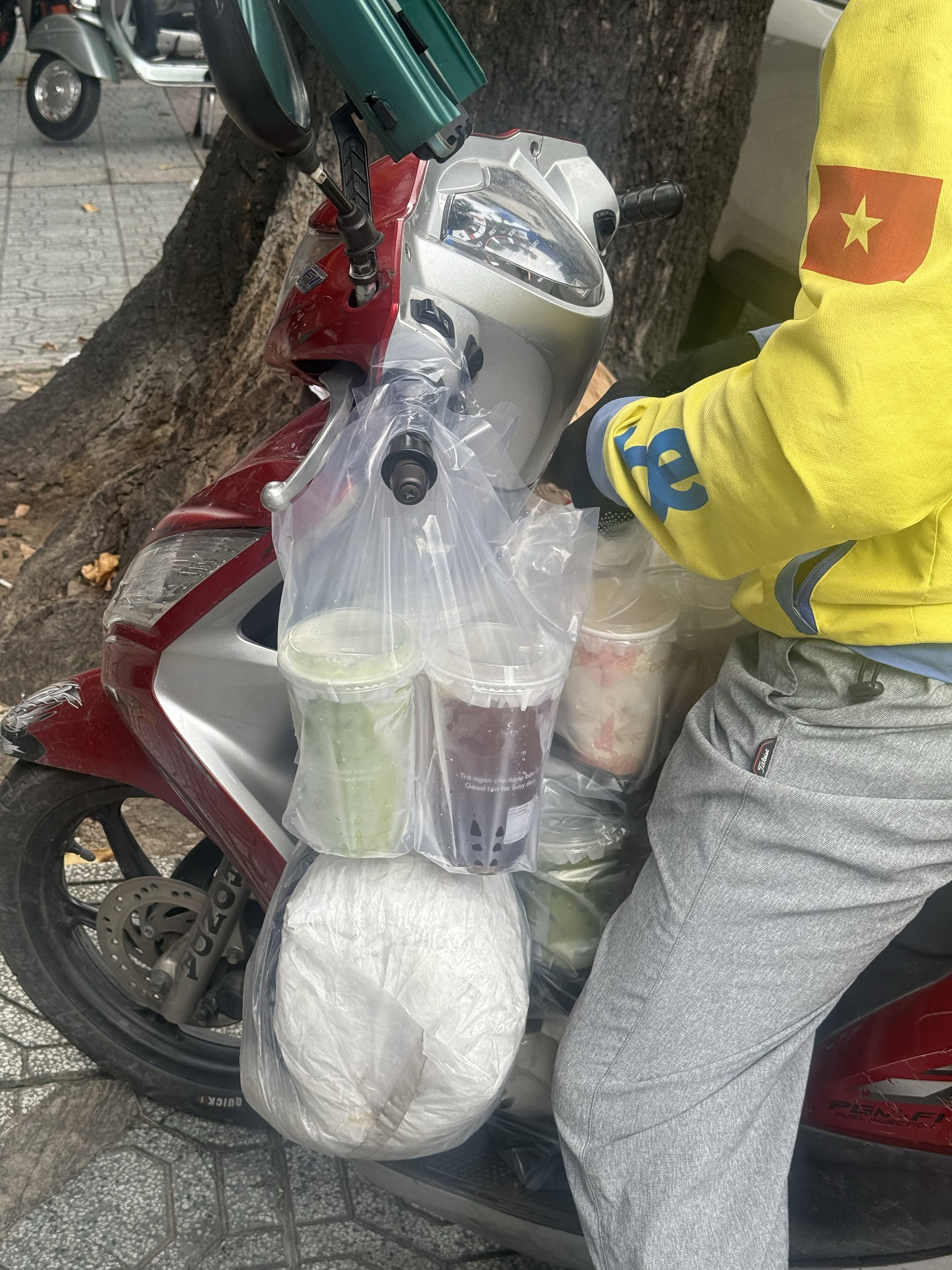 Shipper l&agrave;m đổ 6 ly nước v&agrave; xin đền tiền, video ghi lại c&aacute;ch chủ qu&aacute;n xử l&yacute; t&igrave;nh huống lan truyền ch&oacute;ng mặt- Ảnh 3.