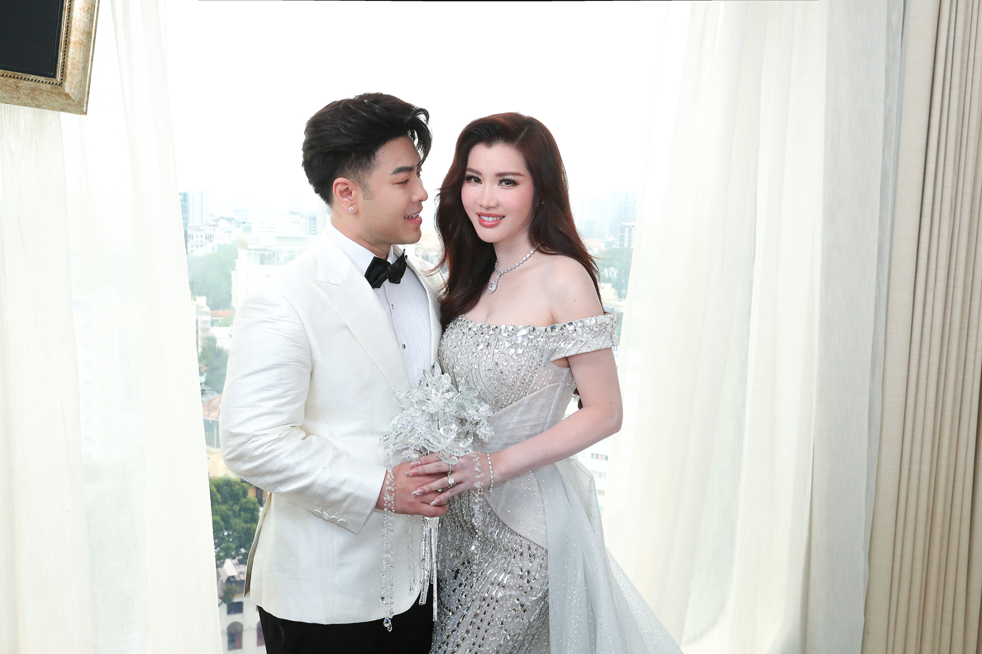 Lộ ảnh vợ CEO 37 tuổi của Akira Phan thử v&aacute;y cưới trước giờ G, khăn voan c&oacute; chi tiết đặc biệt- Ảnh 1.