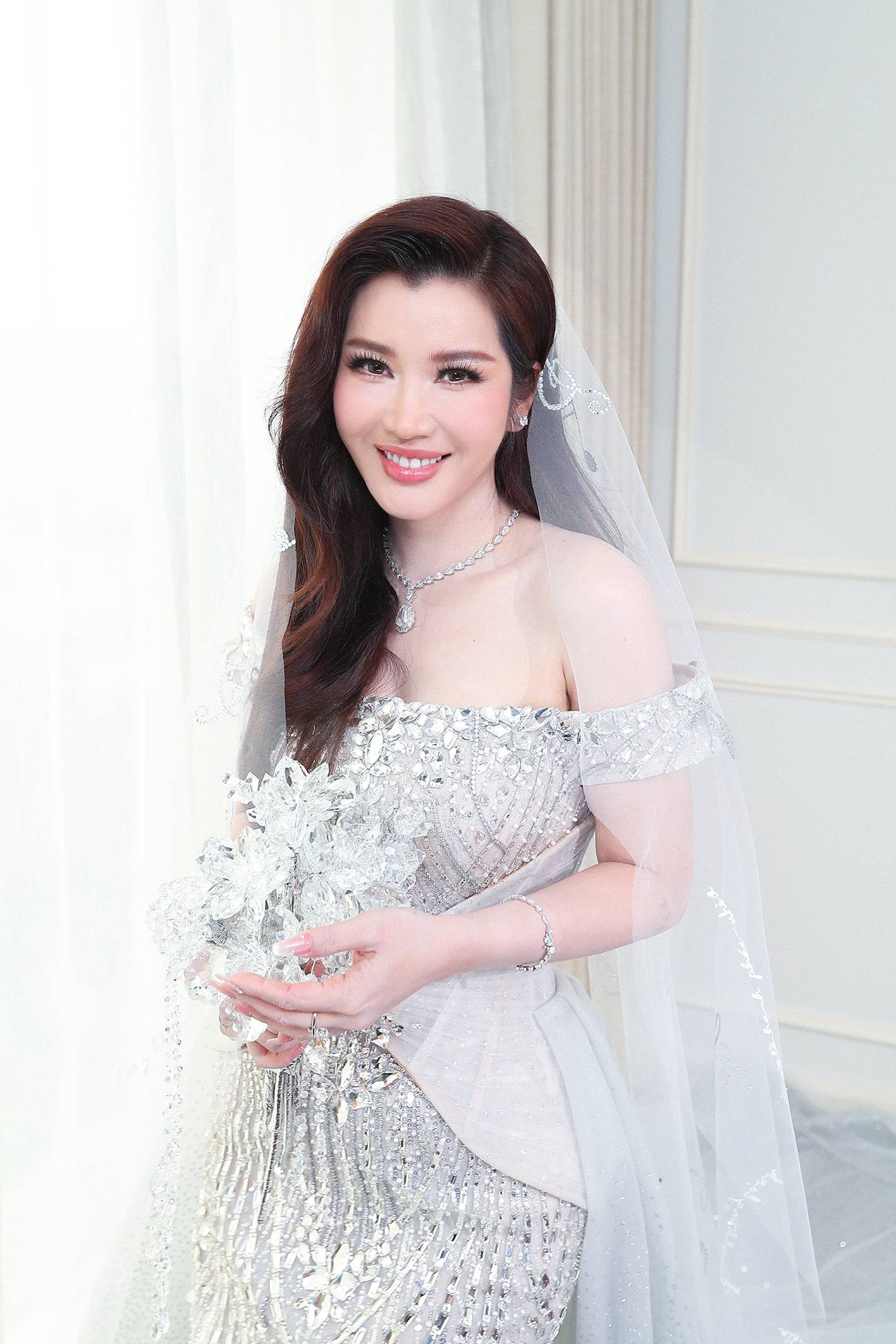Lộ ảnh vợ CEO 37 tuổi của Akira Phan thử v&aacute;y cưới trước giờ G, khăn voan c&oacute; chi tiết đặc biệt- Ảnh 4.