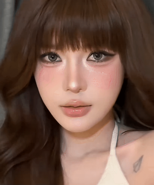 Gương mặt như búp bê sống của LyLy- Ảnh 1.