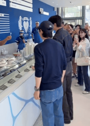 Chẳng d&aacute;m tin đ&acirc;y l&agrave; nam MC quốc d&acirc;n trong Running Man, lộ diện với d&aacute;ng vẻ nhợt nhạt rệu r&atilde; đ&aacute;ng lo- Ảnh 3.