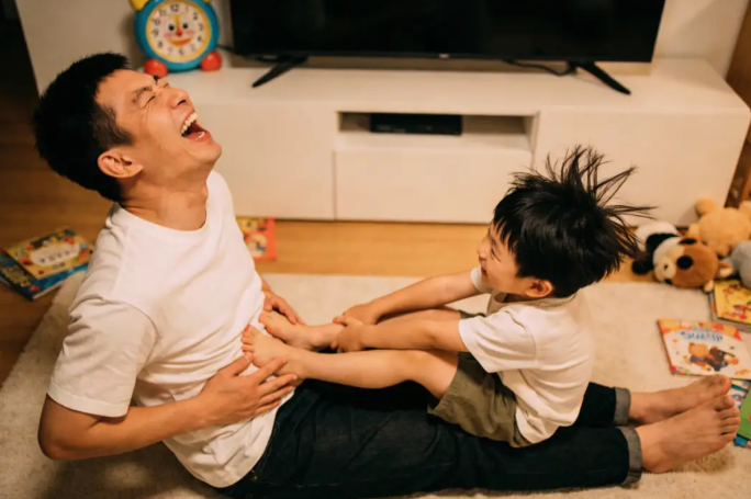 Nếu nh&agrave; bạn c&oacute; con trai: Cho con 4 thứ n&agrave;y c&ograve;n gi&aacute; trị gấp ng&agrave;n lần tiền bạc, xe sang!- Ảnh 1.