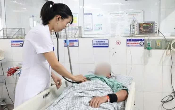 Phản vệ độ III sau một nốt ong đốt ở v&ugrave;ng cổ - Ảnh 1.