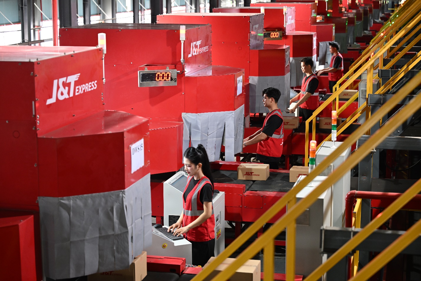 Từng bước chinh phục người dùng cá nhân: Khi iTVC mới của J&T Express không chỉ dừng lại ở sự hài hước - Ảnh 3.