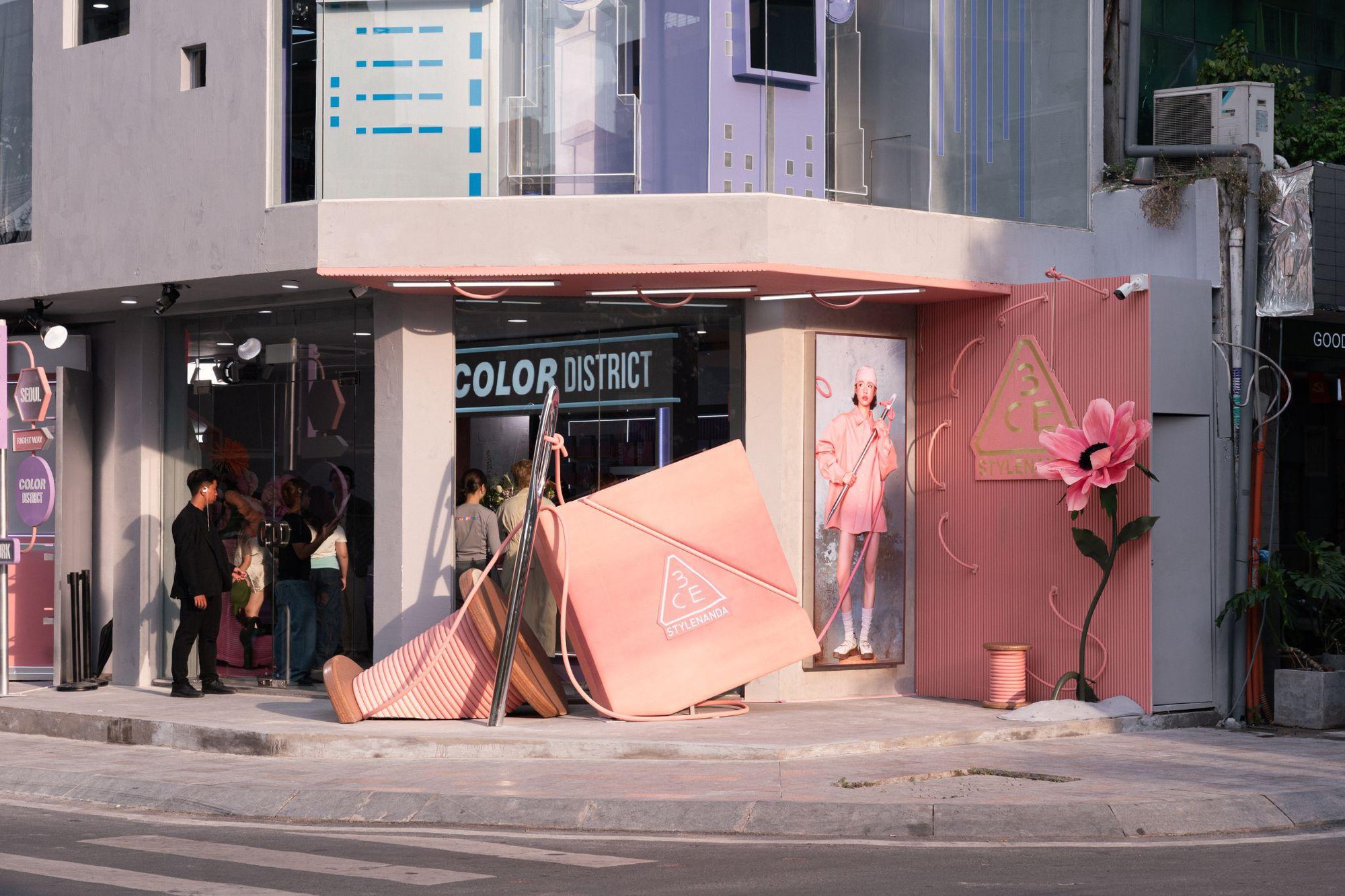 3CE khai trương Collab Pop-up Color District đầu ti&ecirc;n ở Việt Nam: Gương mặt đại diện người H&agrave;n xuất hiện, &ldquo;si&ecirc;u phẩm&rdquo; mới g&acirc;y ch&uacute; &yacute; - Ảnh 1.