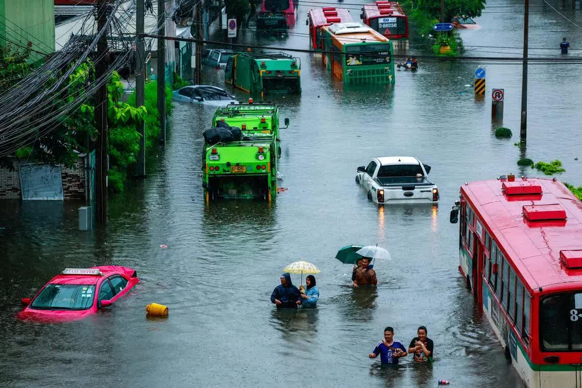 To&agrave;n cảnh Bangkok sau gần 48 giờ mưa lớn, cả 50 quận đều l&agrave; v&ugrave;ng thi&ecirc;n tai- Ảnh 1.