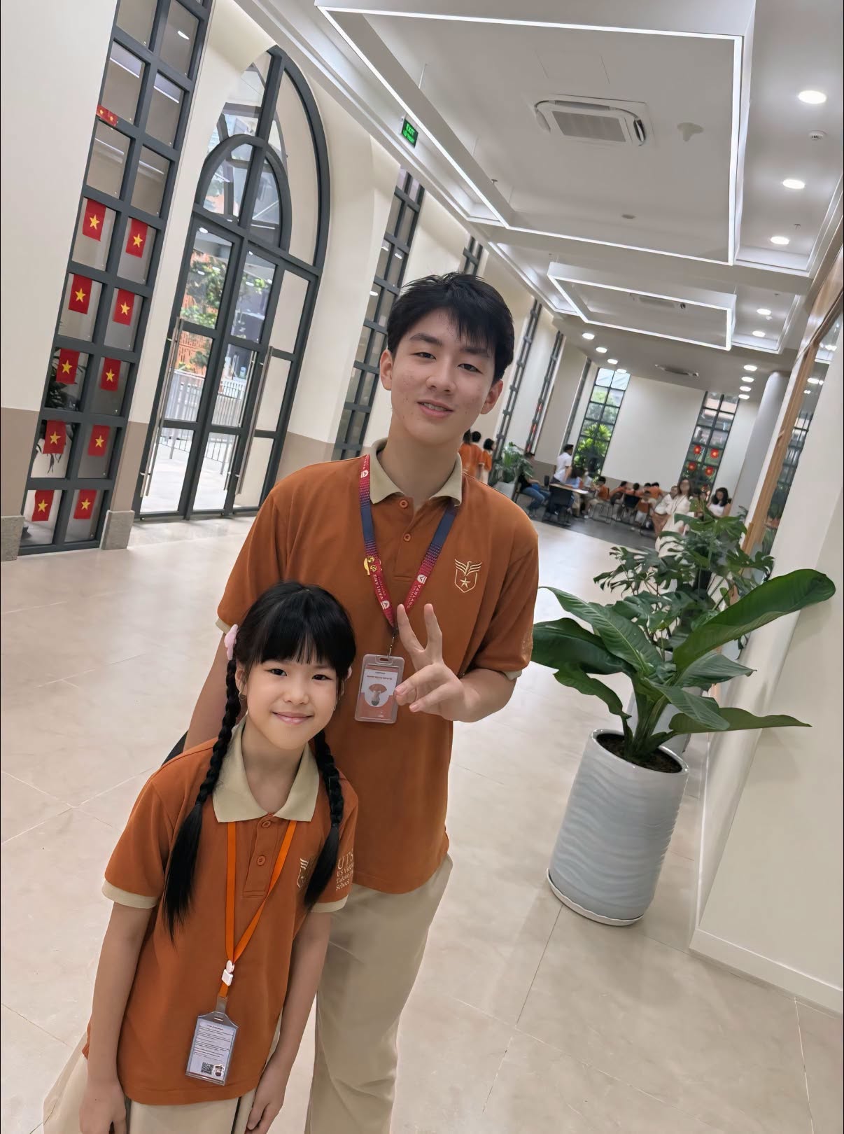 2 con của Qu&aacute;ch Ngọc Ngoan: Con trai bảnh bao chiều cao hơn 1,8m, con g&aacute;i mơ ước được đ&oacute;ng phim c&ugrave;ng bố- Ảnh 2.