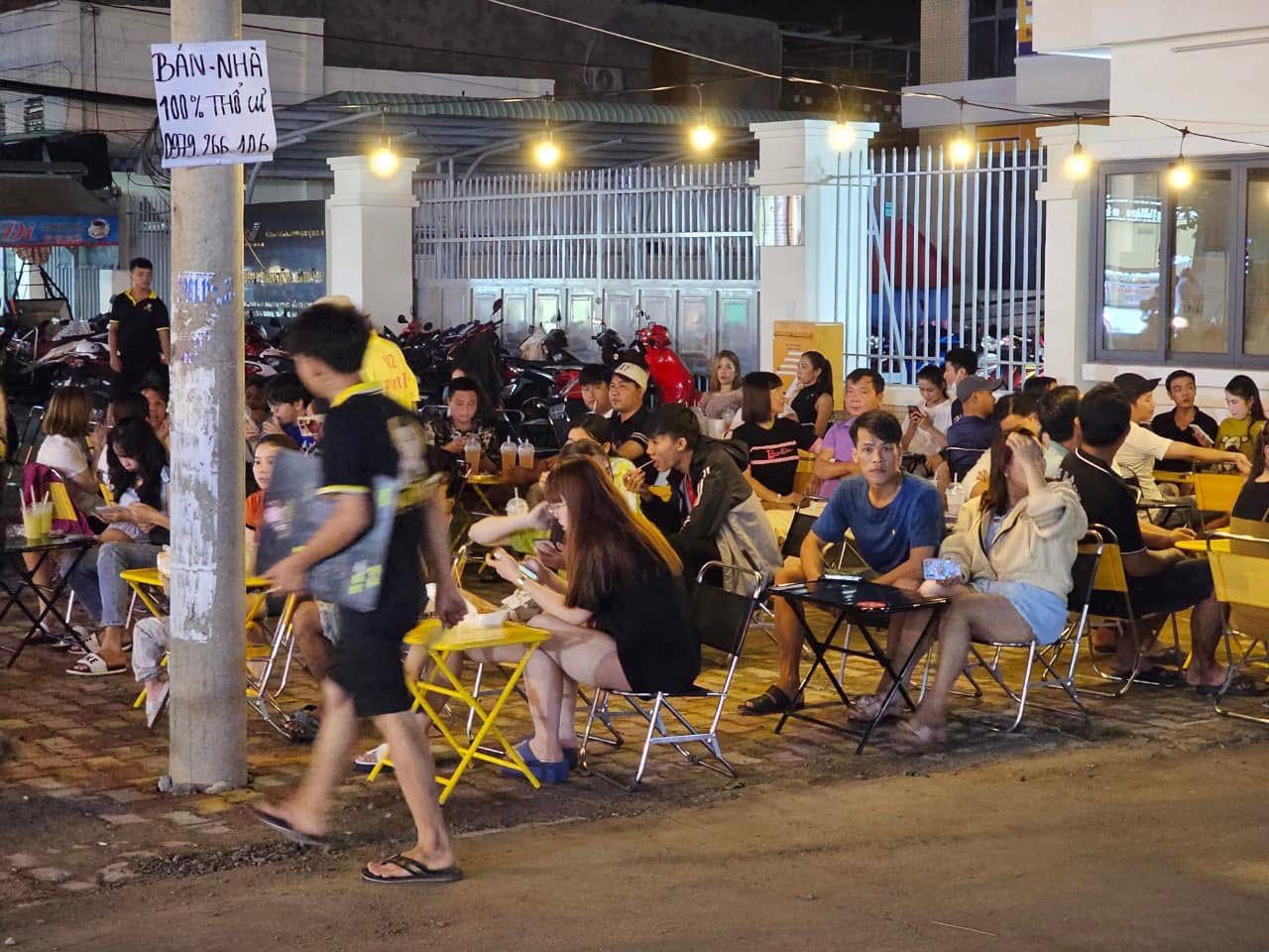 Diễn vi&ecirc;n Việt từng đi diễn đ&aacute;m tang, m&uacute;a lửa kiếm tiền nay mở qu&aacute;n nước ở Đồng Nai- Ảnh 3.