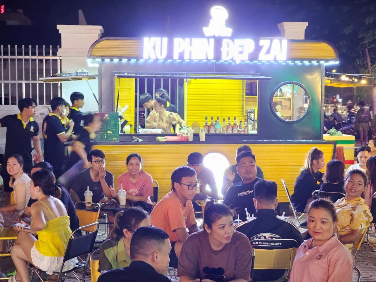 Diễn vi&ecirc;n Việt từng đi diễn đ&aacute;m tang, m&uacute;a lửa kiếm tiền nay mở qu&aacute;n nước ở Đồng Nai- Ảnh 4.