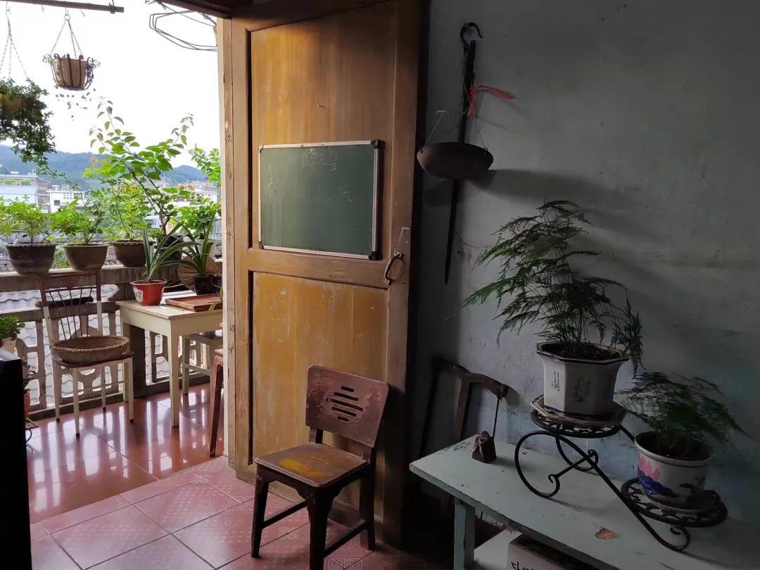 Người phụ nữ 60 tuổi sống một m&igrave;nh trong căn nh&agrave; hơn 40 năm: Bước v&agrave;o b&ecirc;n trong mới hiểu v&igrave; sao b&agrave; kh&ocirc;ng muốn sửa sang- Ảnh 1.