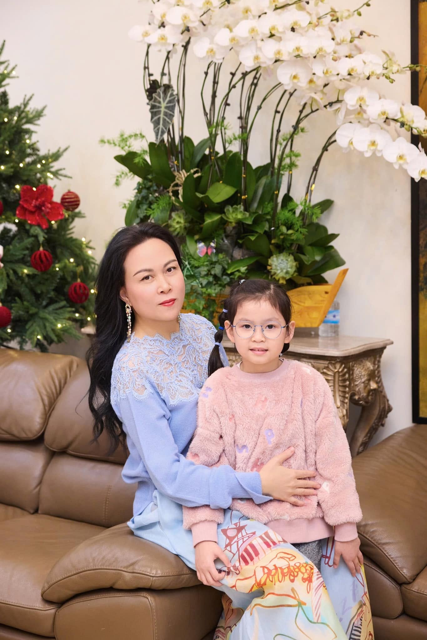 2 con của Qu&aacute;ch Ngọc Ngoan: Con trai bảnh bao chiều cao hơn 1,8m, con g&aacute;i mơ ước được đ&oacute;ng phim c&ugrave;ng bố- Ảnh 5.