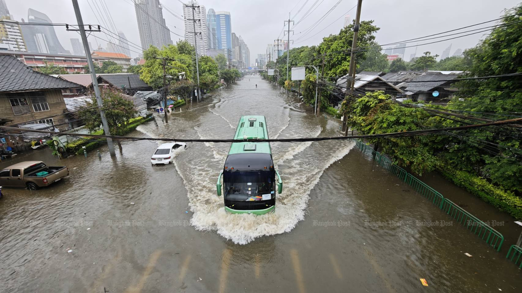 To&agrave;n cảnh Bangkok sau gần 48 giờ mưa lớn, cả 50 quận đều l&agrave; v&ugrave;ng thi&ecirc;n tai- Ảnh 7.