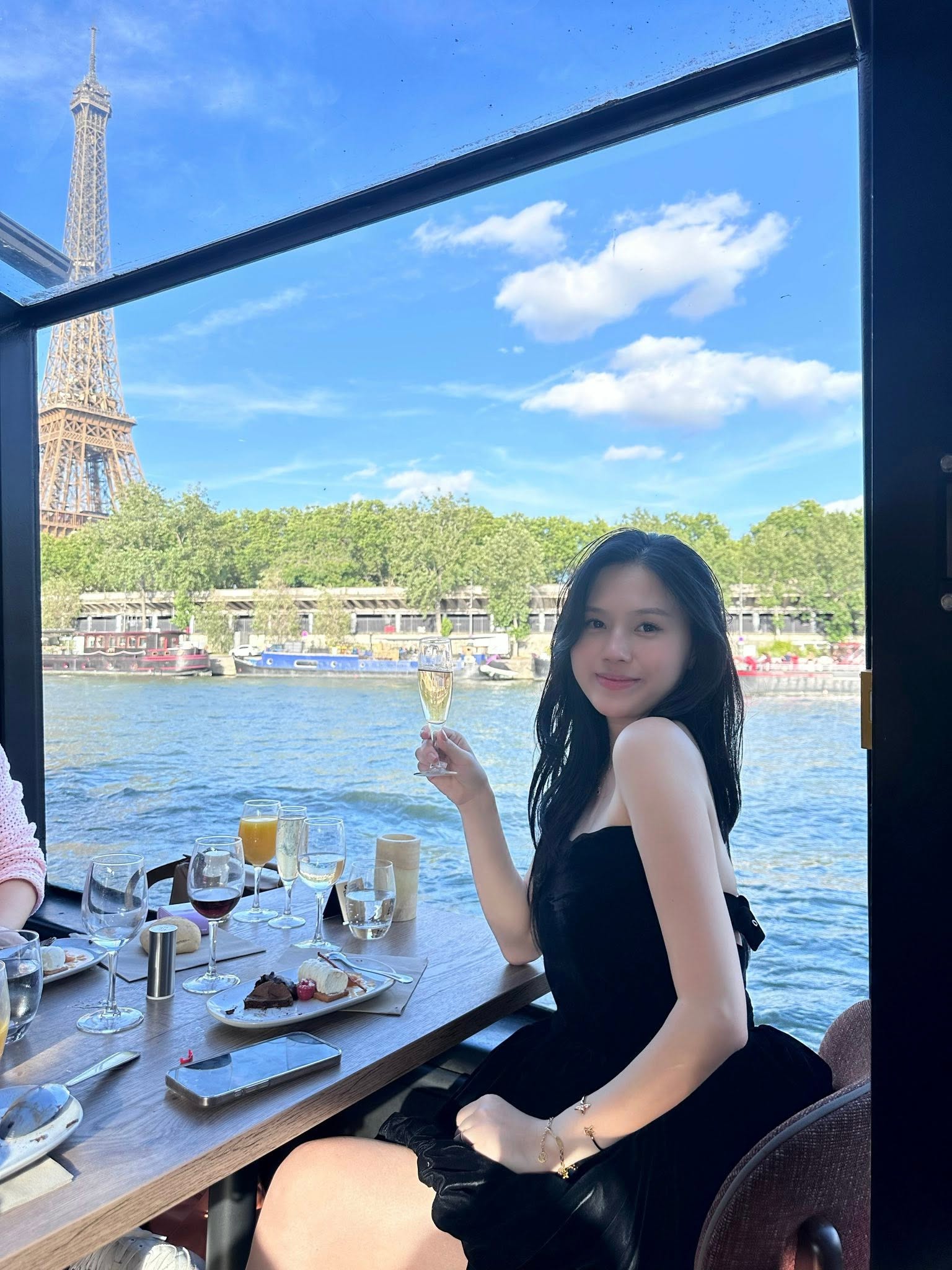 Mỹ nh&acirc;n Tuy&ecirc;n Quang khoe nhan sắc mẹ 2 con rạng rỡ trong chuyến du lịch ch&acirc;u &Acirc;u với trung vệ Th&agrave;nh Chung  - Ảnh 3.