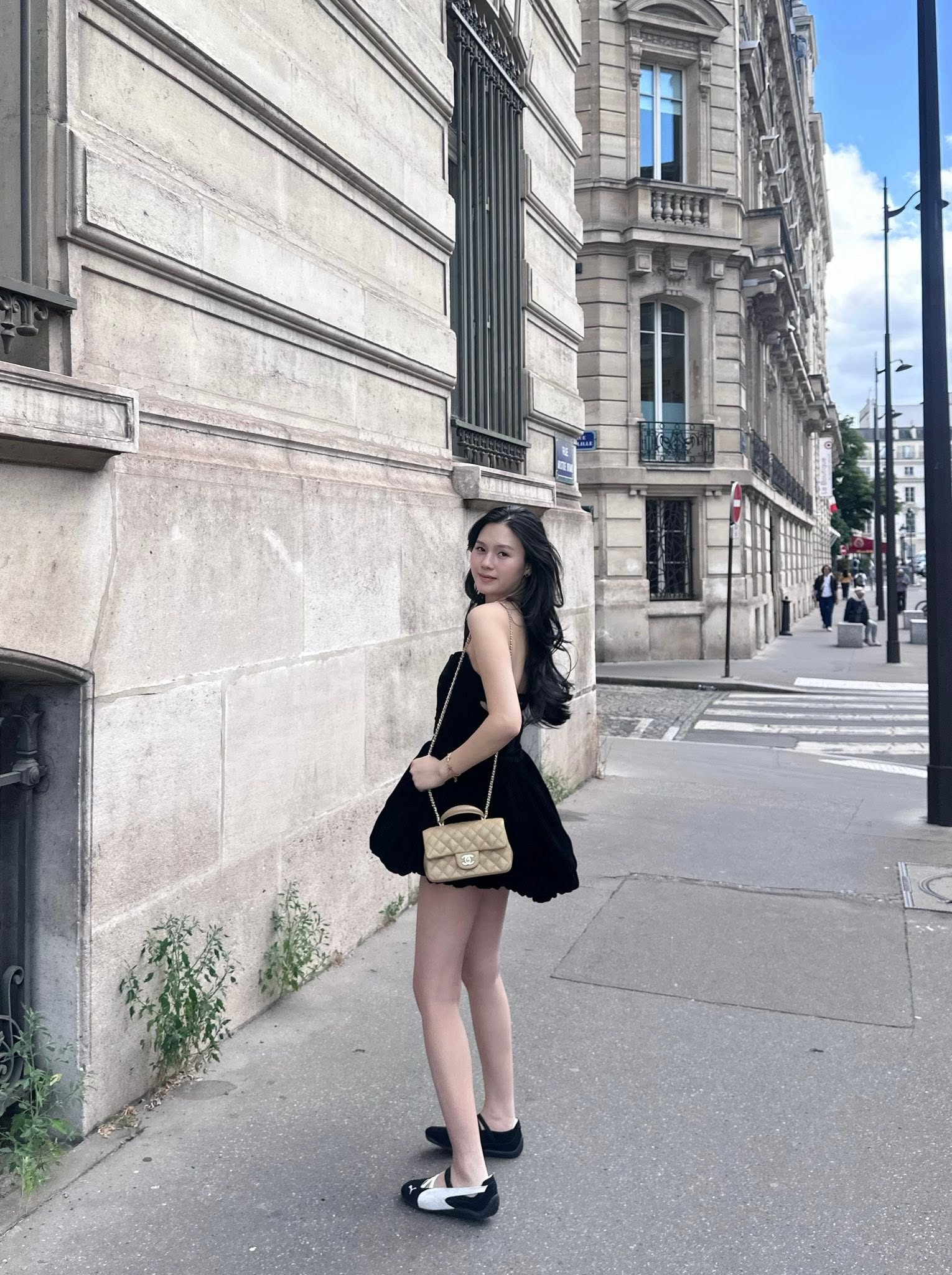 Mỹ nh&acirc;n Tuy&ecirc;n Quang khoe nhan sắc mẹ 2 con rạng rỡ trong chuyến du lịch ch&acirc;u &Acirc;u với trung vệ Th&agrave;nh Chung  - Ảnh 2.
