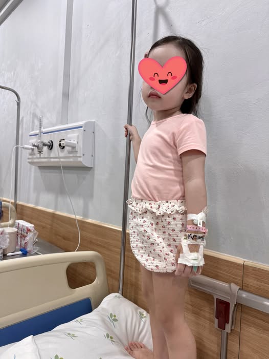 Sau đ&ecirc;m &ocirc;m con ở viện v&igrave; vi&ecirc;m phổi do RSV, mẹ trẻ chia sẻ: Đừng chủ quan ngay cả khi con vẫn ăn uống v&agrave; chơi b&igrave;nh thường - Ảnh 1.