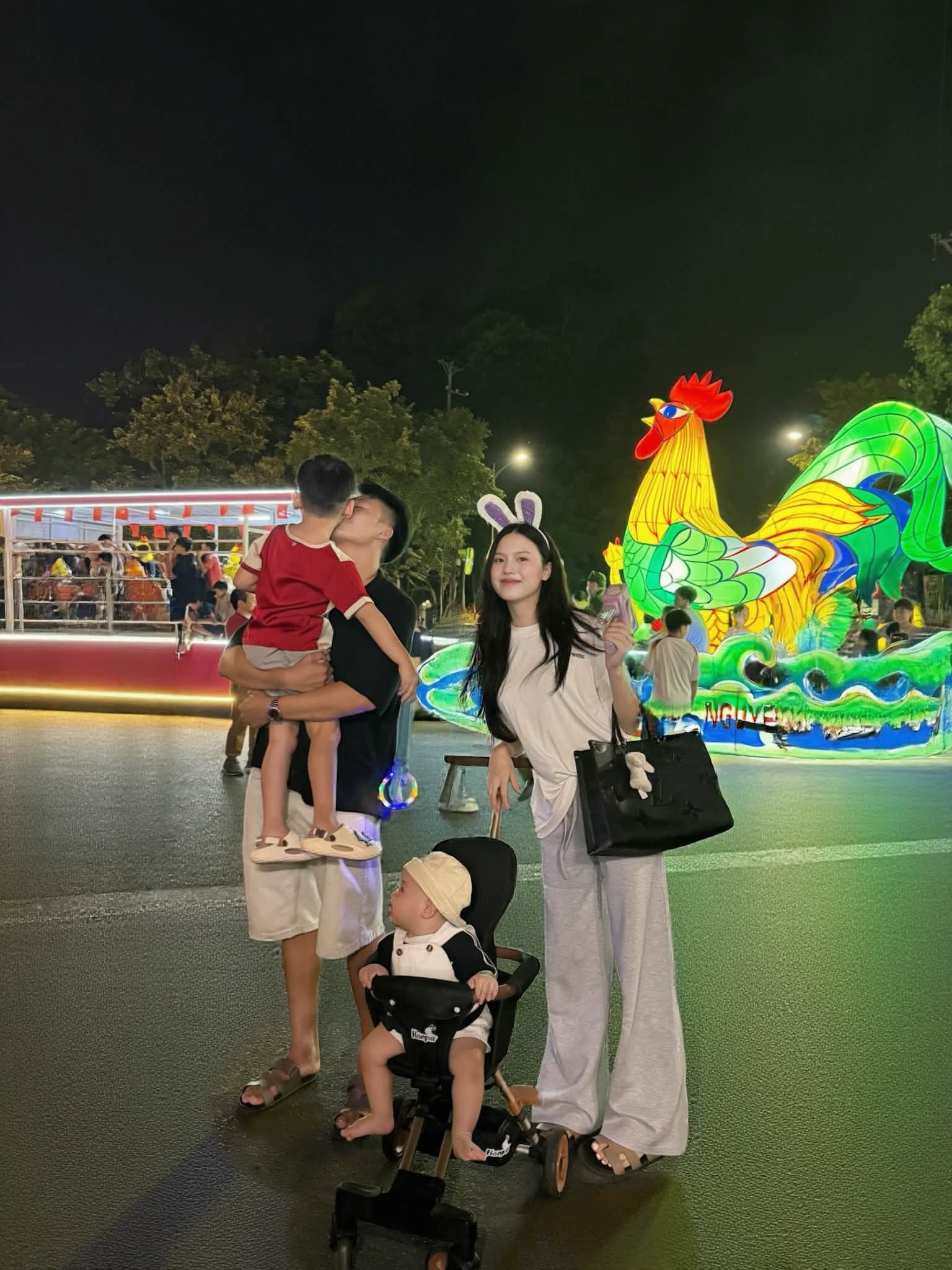 Mỹ nh&acirc;n Tuy&ecirc;n Quang khoe nhan sắc mẹ 2 con rạng rỡ trong chuyến du lịch ch&acirc;u &Acirc;u với trung vệ Th&agrave;nh Chung  - Ảnh 7.