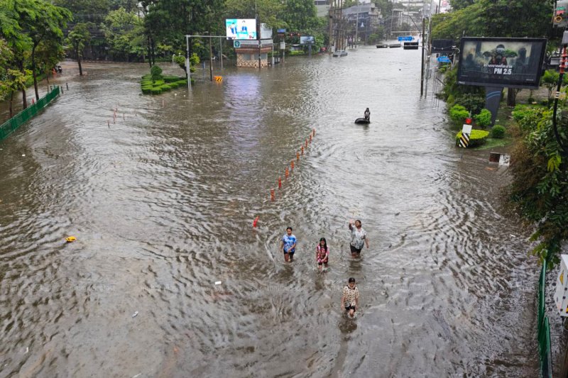 To&agrave;n cảnh Bangkok sau gần 48 giờ mưa lớn, cả 50 quận đều l&agrave; v&ugrave;ng thi&ecirc;n tai- Ảnh 5.