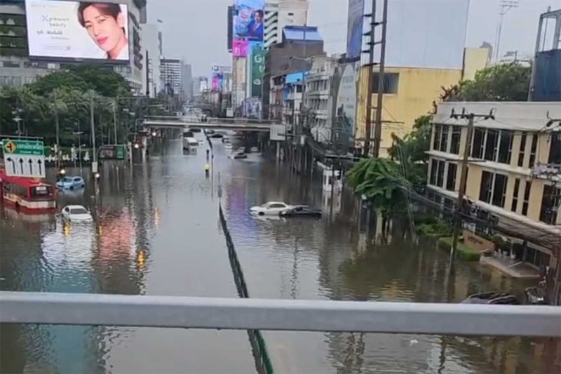 To&agrave;n cảnh Bangkok sau gần 48 giờ mưa lớn, cả 50 quận đều l&agrave; v&ugrave;ng thi&ecirc;n tai- Ảnh 8.