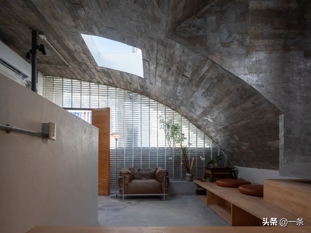 3 anh chị em thừa kế căn nh&agrave; tổ chỉ 44m&sup2;, cải tạo th&agrave;nh nơi đủ rộng để 3 thế hệ c&oacute; thể c&ugrave;ng chung sống- Ảnh 2.