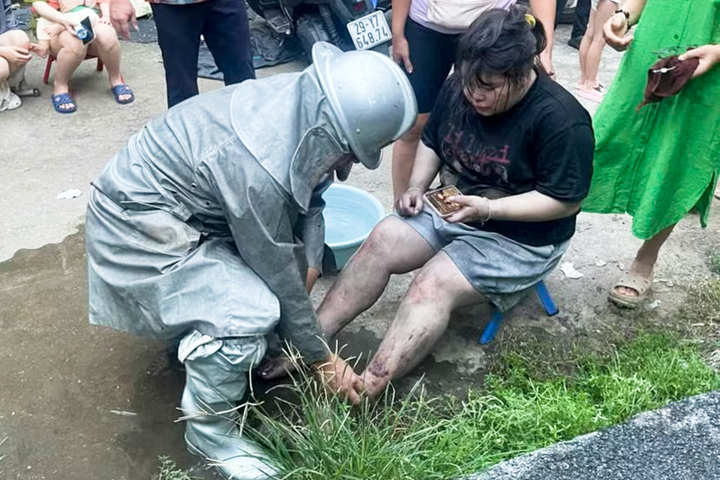 Ch&aacute;y nh&agrave; 5 tầng ở H&agrave; Nội, cảnh s&aacute;t giải cứu 2 người mắc kẹt- Ảnh 2.