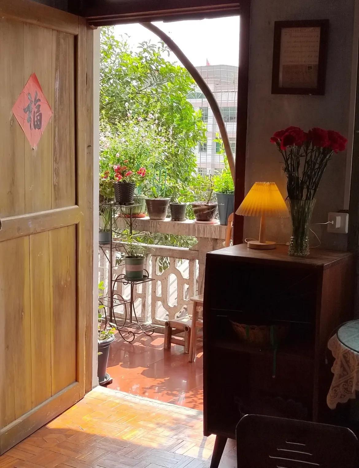 Người phụ nữ 60 tuổi sống một m&igrave;nh trong căn nh&agrave; hơn 40 năm: Bước v&agrave;o b&ecirc;n trong mới hiểu v&igrave; sao b&agrave; kh&ocirc;ng muốn sửa sang- Ảnh 3.