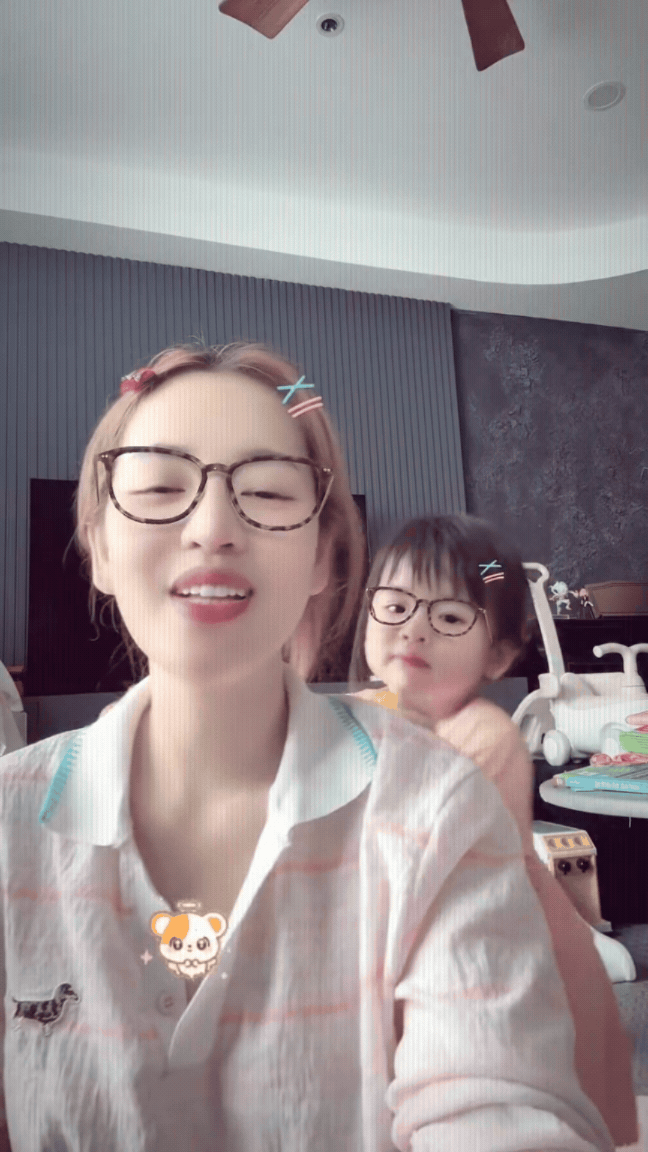 Giây phút con gái Puka bày tỏ tình cảm với mẹ gây bão mạng xã hội- Ảnh 1.