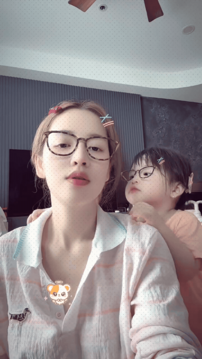 Giây phút con gái Puka bày tỏ tình cảm với mẹ gây bão mạng xã hội- Ảnh 2.