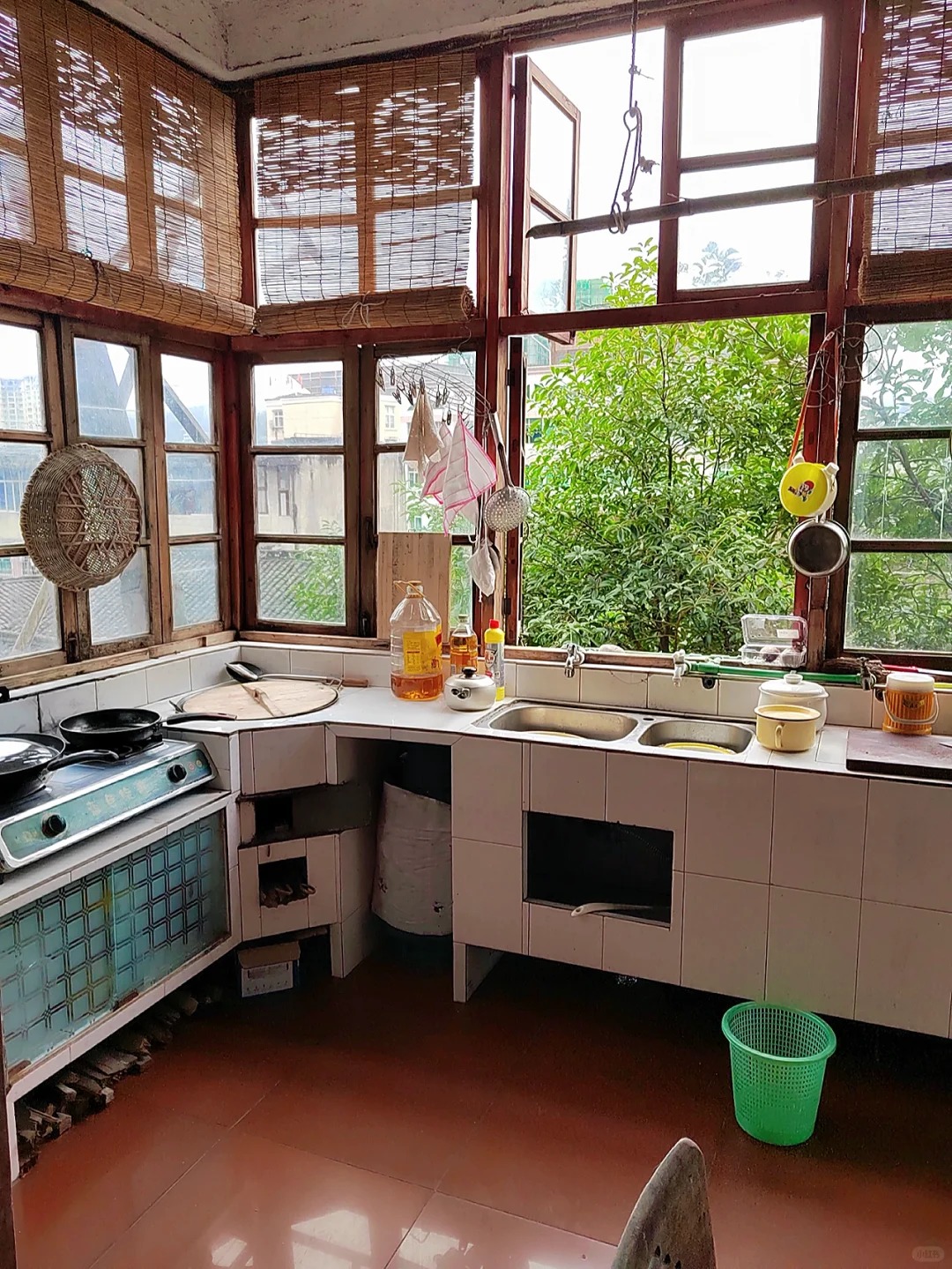Người phụ nữ 60 tuổi sống một m&igrave;nh trong căn nh&agrave; hơn 40 năm: Bước v&agrave;o b&ecirc;n trong mới hiểu v&igrave; sao b&agrave; kh&ocirc;ng muốn sửa sang- Ảnh 5.