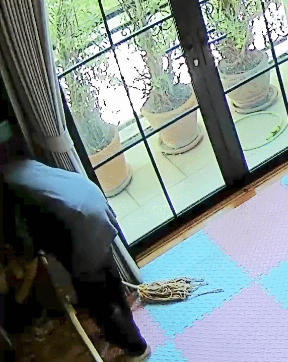 Cho ch&aacute;u uống sữa, b&agrave; thấy c&oacute; m&ugrave;i lạ, xem lại camera th&igrave; b&agrave;ng ho&agrave;ng với h&agrave;nh vi của người gi&uacute;p việc- Ảnh 2.