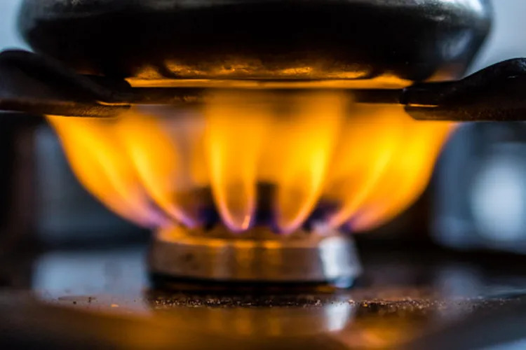 V&igrave; sao lửa bếp gas bỗng chuyển m&agrave;u cam? C&oacute; 1 nguy&ecirc;n nh&acirc;n kh&ocirc;ng n&ecirc;n xem nhẹ- Ảnh 1.