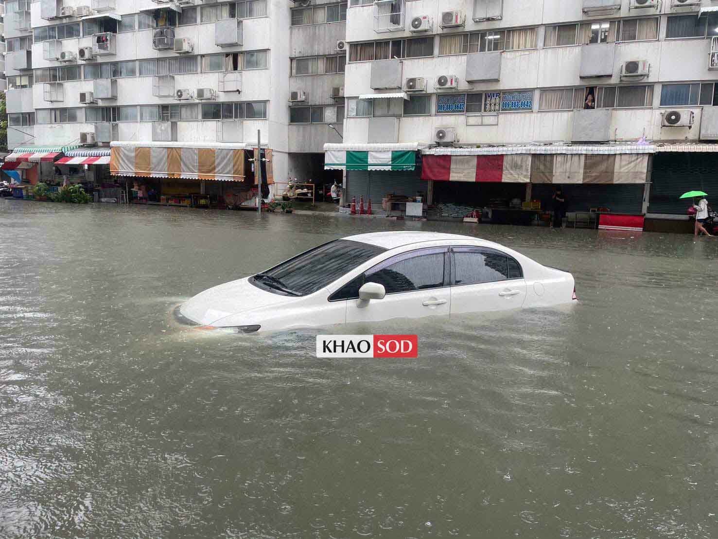 To&agrave;n cảnh Bangkok sau gần 48 giờ mưa lớn, cả 50 quận đều l&agrave; v&ugrave;ng thi&ecirc;n tai- Ảnh 2.