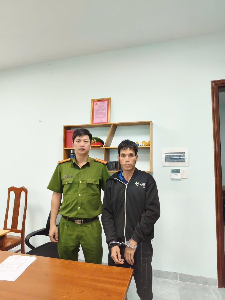 Tạm giữ hình sự Nông Hồng Quảng - kẻ đổ xăng đốt cha ruột tử vong- Ảnh 1.