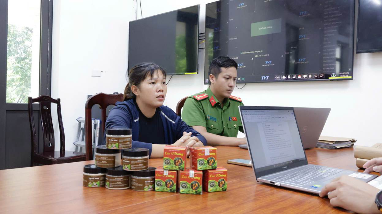 Công an xác minh hơn 1.400 người mua “thuốc chữa khối u” của Nguyễn Văn Tú: Thuốc được bào chế từ thân, lá cây không rõ nguồn gốc- Ảnh 2.
