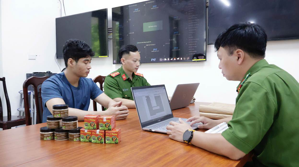 Công an xác minh hơn 1.400 người mua “thuốc chữa khối u” của Nguyễn Văn Tú: Thuốc được bào chế từ thân, lá cây không rõ nguồn gốc- Ảnh 1.