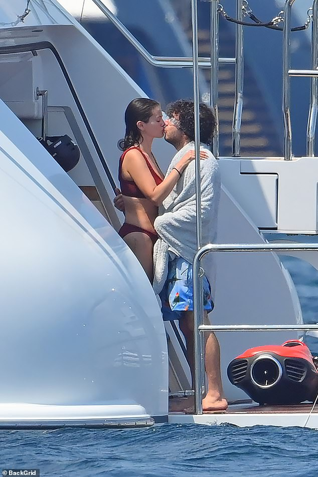 Dậy s&oacute;ng tin Selena Gomez livestream tuy&ecirc;n bố ly h&ocirc;n trong nước mắt v&igrave; bị chồng "cắm sừng", tiểu tam l&agrave; nữ TikToker 21 tuổi?- Ảnh 3.