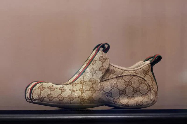 Gucci hứng b&uacute;a r&igrave;u dư luận v&igrave; b&aacute;n sneaker 1.000 USD "Made in China": Tự h&agrave;o sản xuất tại &Yacute; nay c&ograve;n đ&acirc;u?- Ảnh 1.