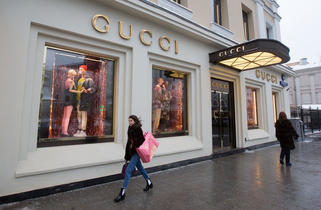 Gucci hứng b&uacute;a r&igrave;u dư luận v&igrave; b&aacute;n sneaker 1.000 USD "Made in China": Tự h&agrave;o sản xuất tại &Yacute; nay c&ograve;n đ&acirc;u?- Ảnh 2.