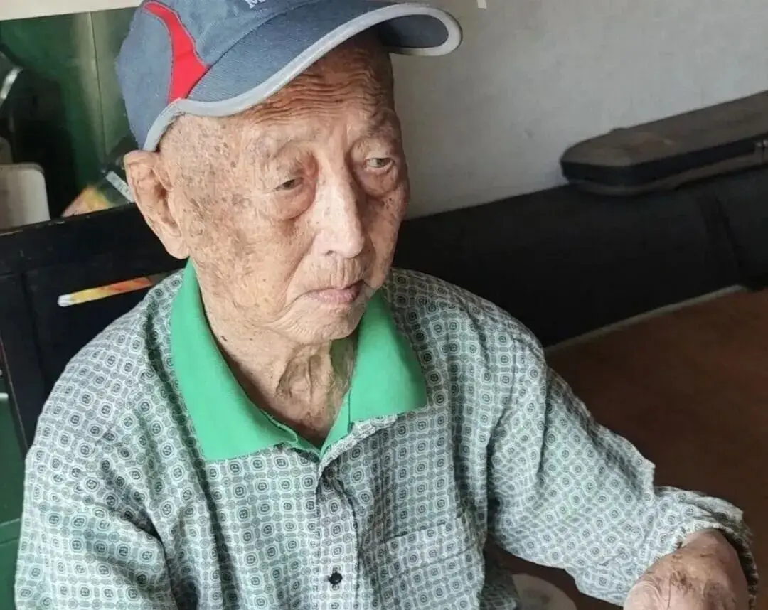 Cụ &ocirc;ng 100 tuổi ng&agrave;y ngủ hơn 18 tiếng, bữa n&agrave;o cũng phải c&oacute; thịt, mỗi th&aacute;ng ăn v&agrave;i kg đường ph&egrave;n: B&iacute; quyết sống thọ lại nằm ở điều n&agrave;y - Ảnh 1.