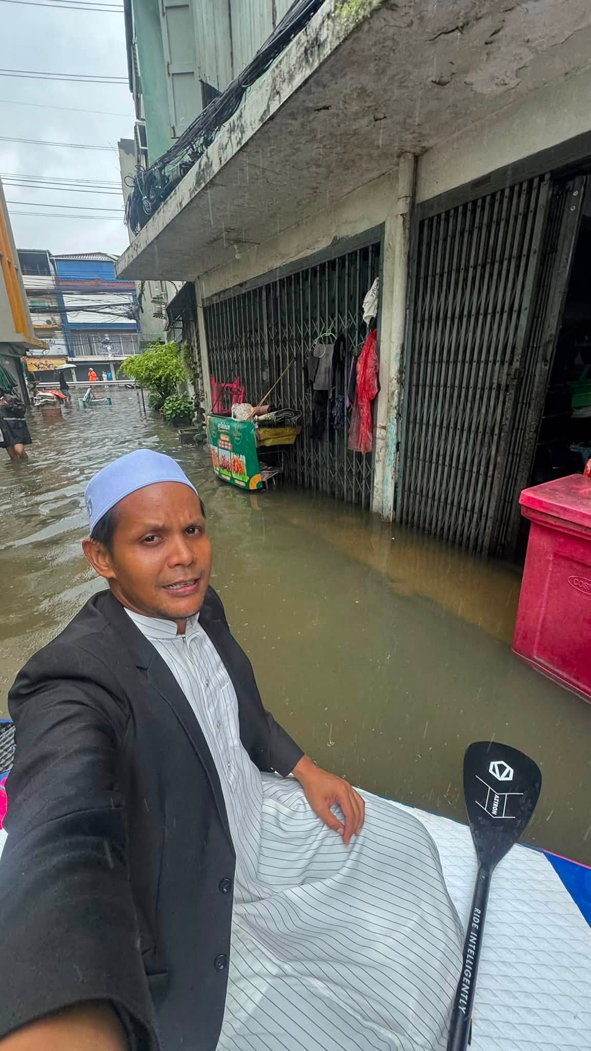 MC đ&aacute;m cưới ch&egrave;o thuyền vượt đ&egrave;n đỏ giữa ng&agrave;y Bangkok ngập lụt, cảnh s&aacute;t giao th&ocirc;ng n&oacute;i 1 c&acirc;u h&uacute;t 17 triệu người - Ảnh 5.