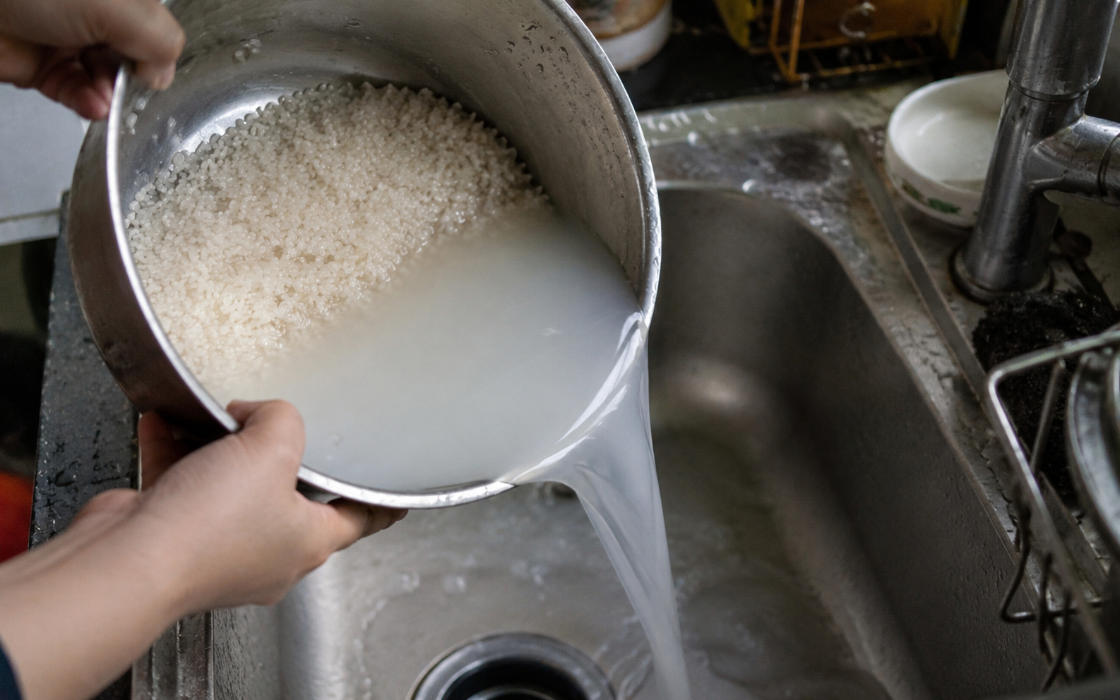 V&igrave; sao n&ecirc;n vo gạo chắt nước rồi "b&ocirc;i khắp nh&agrave;"?- Ảnh 1.