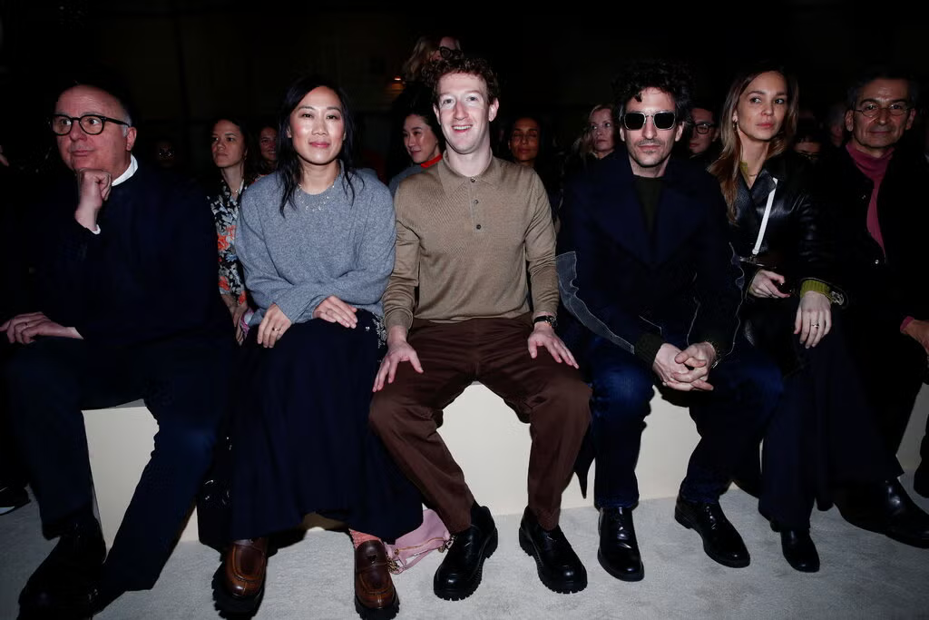 Phỏng vấn ông chủ Facebook: Bị vợ bóc phốt mua 10 cái áo y hệt nhau, tuyên bố không mặc vest và triết lý "ai mặc quần nỉ đi làm mới là người nắm quyền" - Ảnh 4.