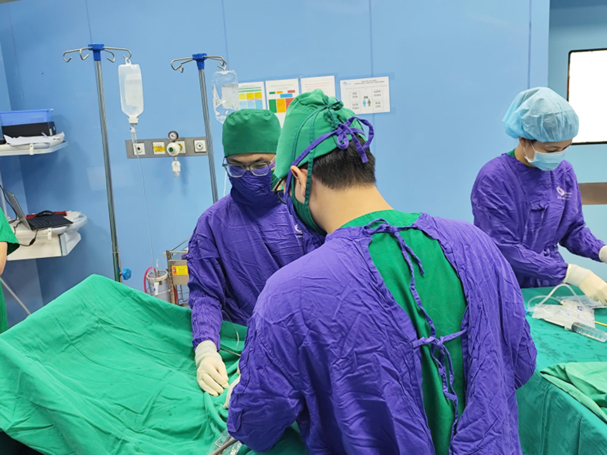 Sau khi tắm hồ, b&eacute; trai 14 tuổi xuất hiện dấu hiệu bất thường rồi phải cắt tinh ho&agrave;n - Ảnh 1.
