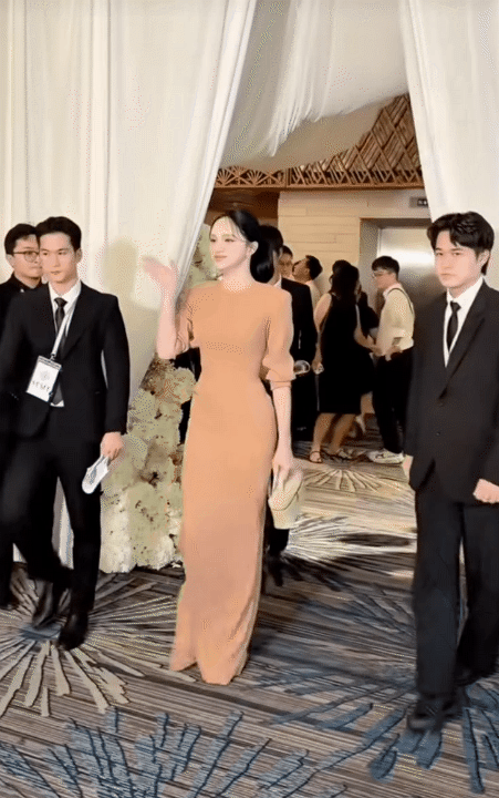 Cứ đi ăn cưới l&agrave; mỹ nh&acirc;n Vbiz n&agrave;y lại ghi điểm: Diện đồ tinh tế, kh&ocirc;ng ph&ocirc; trương, to&agrave;n local brand m&agrave; sang hết nấc- Ảnh 3.