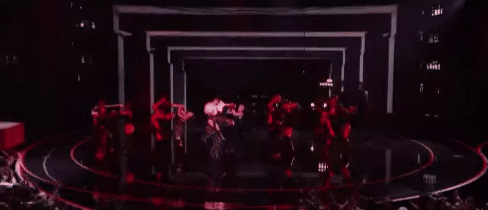 Lisa đốt mắt t&aacute;o bạo b&ecirc;n trai đẹp, mang đặc sản Th&aacute;i Lan &ldquo;ch&aacute;y phố&rdquo; tưng bừng ở VMAs 2026- Ảnh 3.