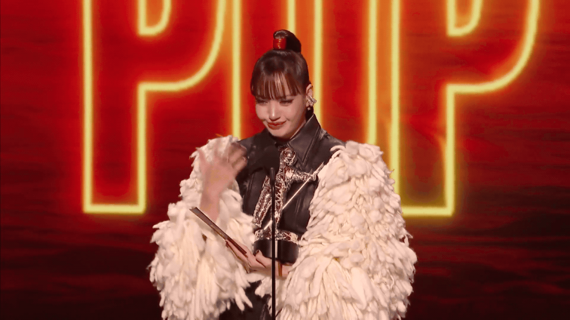 Lisa (BLACKPINK) l&ecirc;n đồ "chặt ch&eacute;m" đến VMAs 2026 rồi nhẹ nh&agrave;ng l&agrave;m n&ecirc;n lịch sử- Ảnh 4.